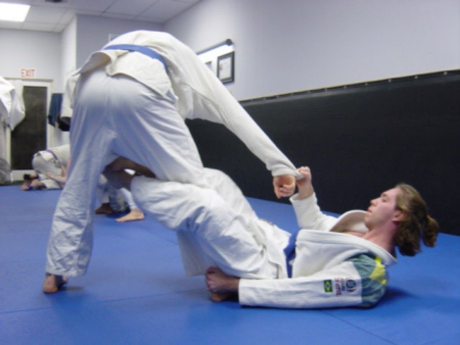 Demonstração da guarda De La Riva no jiu-jitsu